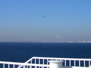 中央に飛行機が写ってたりする